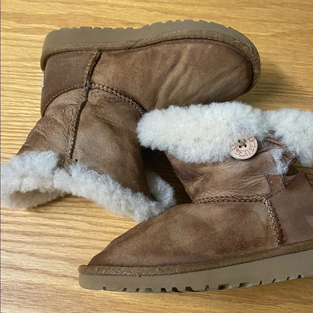 Ugg Boots Short Bailey Button Sheepskin Suede Kids Size 10